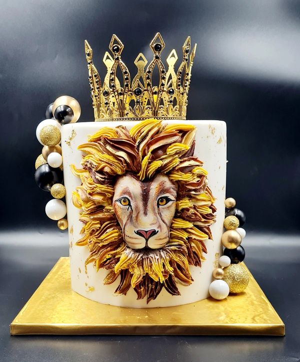 Lion Face cake with gold crown leo cake