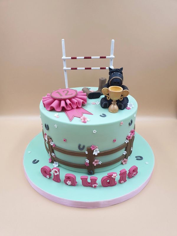 horseriding cake with a rosette