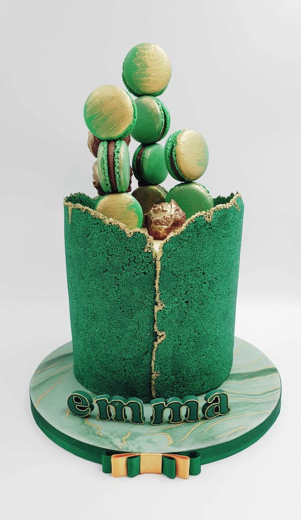 green emerald sugar shet cake with green macarons