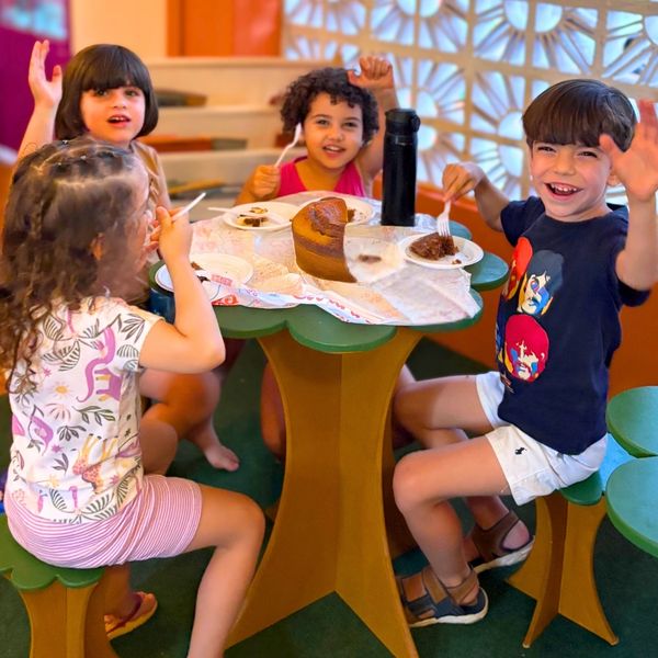 Crianças felizes celebrando