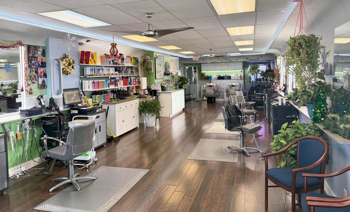 Salon Inertia interior December 2024