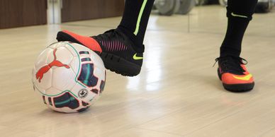 Soccer player in a gym, practicing and perfecting technique.