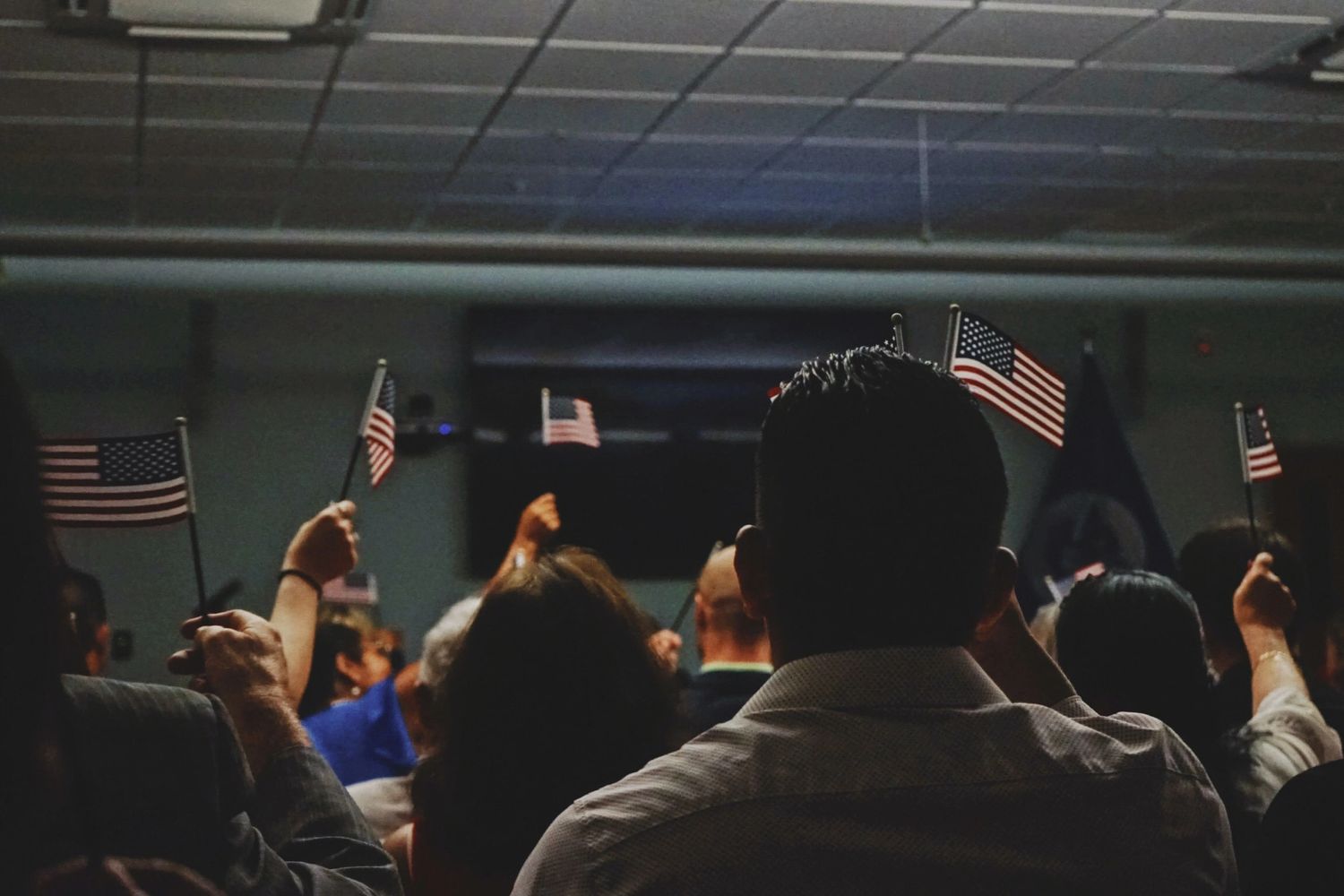 AMERICAN FLAGS US CITIZENS CEREMONY IMMIGRATION