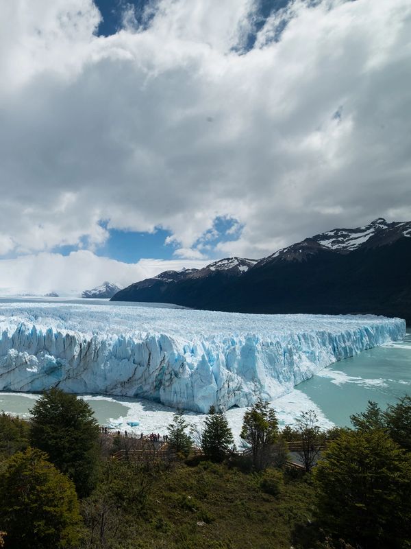 Tour of Perito More glacier in Argentina El Calafate vacation packages. the wonder of Perito Moreno.