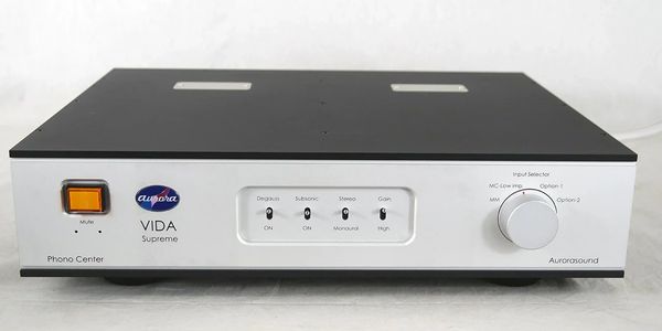 Aurorasound Vida Supreme phono center with controls on front panel.