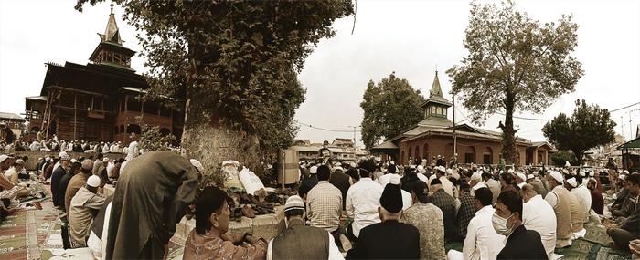 Worshippers gather at the Ziyarat of Khwaja Naqshband Sahib (RA) on the occasion of Khoj-Digar in No