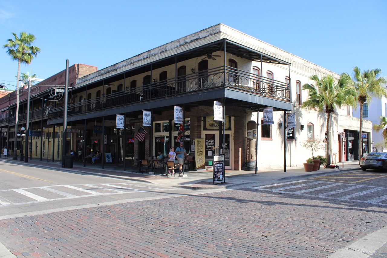 El Edificio Gutiérrez en la actualidad, ubicado en el centro de Ybor City, diagonal al antiguo Club Español