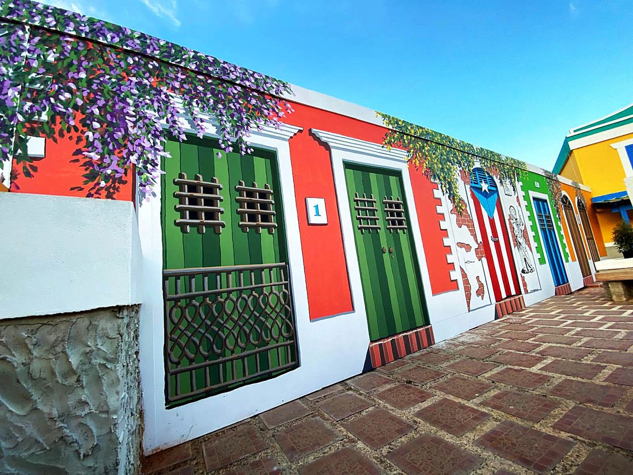 "Puertas de San Juan", 2022
by Jaime Díaz 
Acrylic-latex water based on pvc panel 
500 sq ft
