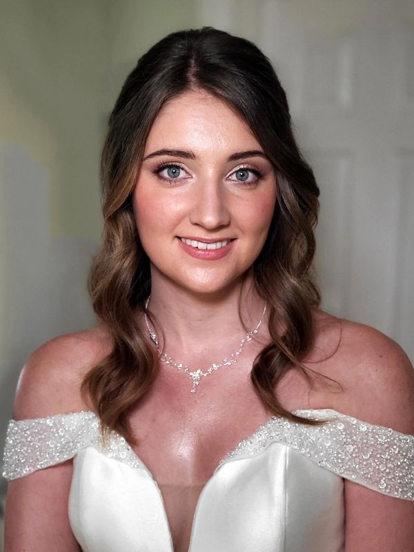Soft Glam, bringing out her eyes, using tones to compliment her skin & hair. Bridal hair & makeup.