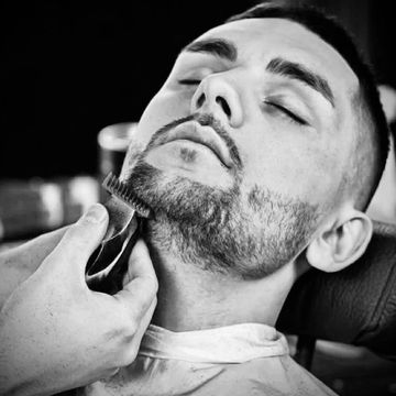 Quick beard clean-up for a neat shape and fresh look, done by a pro barber.
