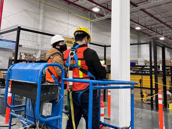 Equipo de ingenierios verificando las características físicas de la estructura.