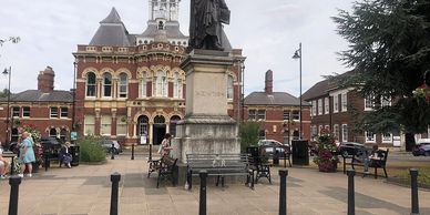 By Statue of Sir Isaac Newton by Eirian Evans, CC BY-SA 2.0, https://commons.wikimedia.org/w/index.p