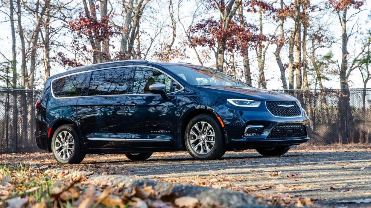 This image represents Chrysler and Free2Move mobility and car rental partnership.