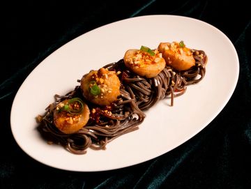 Cold buckwheat noodles w. special hot sauce topped w. grilled scallop