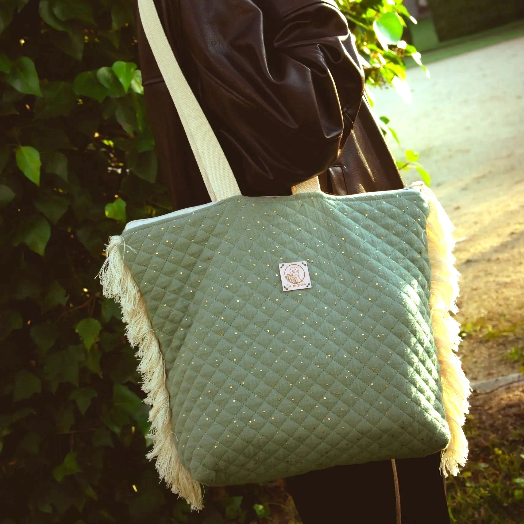 bolso acolchado verde mint con dorado, bolso con flecos