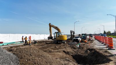 Travaux de construction sur une route avec excavatrice.