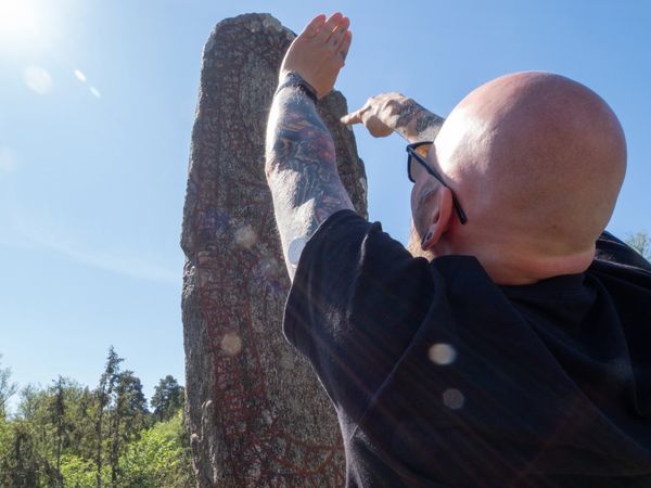 SN pointing out a fascinating detail on the Varpsund rune stone (U 654). Photo: Marco Bianchi.