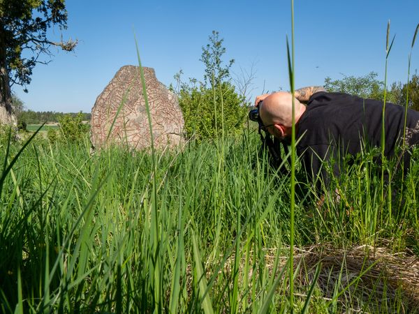 SN photographing the Gådi rune stone (U 739). Photo: Marco Bianchi.