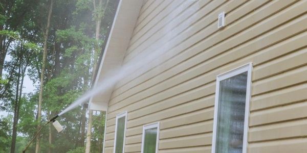 Limpieza de fachadas, lavado de pisos, limpieza de ventanas y limpieza de áreas comunes como parques