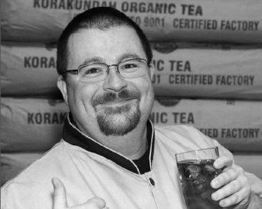 SCOTT SVIHULA holding iced tea wearing chef apron
tea expert, consultant and specialty tea institute