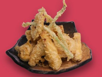 Plate of assorted tempura on a black dish.