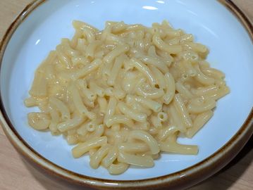 A bowl of creamy macaroni and cheese.