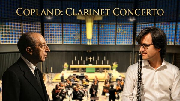 Director y clarinetista frente a orquesta en concierto.