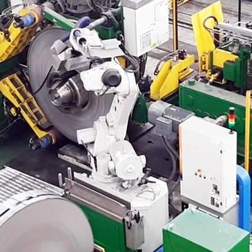 Mair uncoiler with band removal robot.