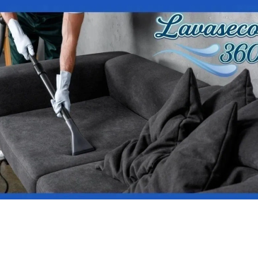 Limpieza profesional de sofá gris.