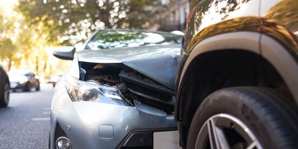 zwei verunfallte Fahrzeuge