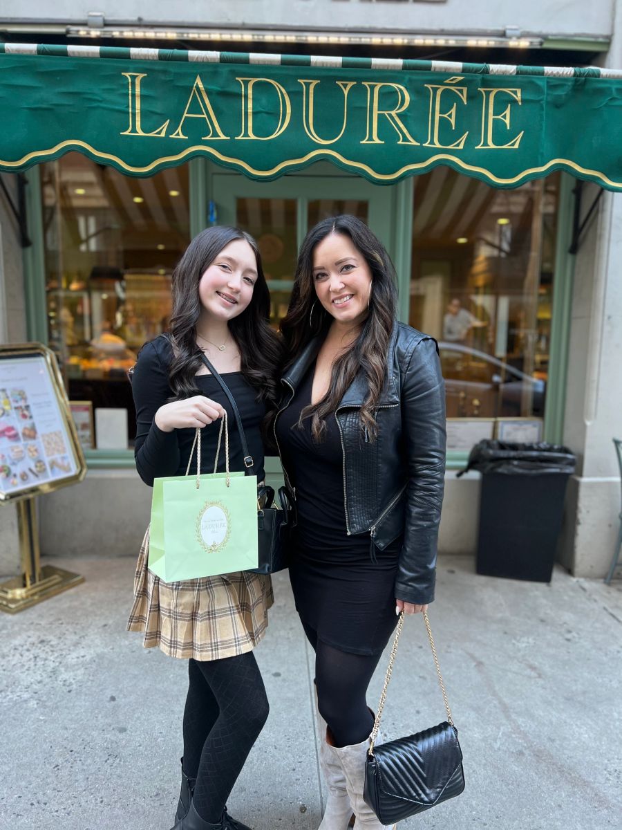 Gossip Girl Tours NYC guests at an Upper East Side filming location