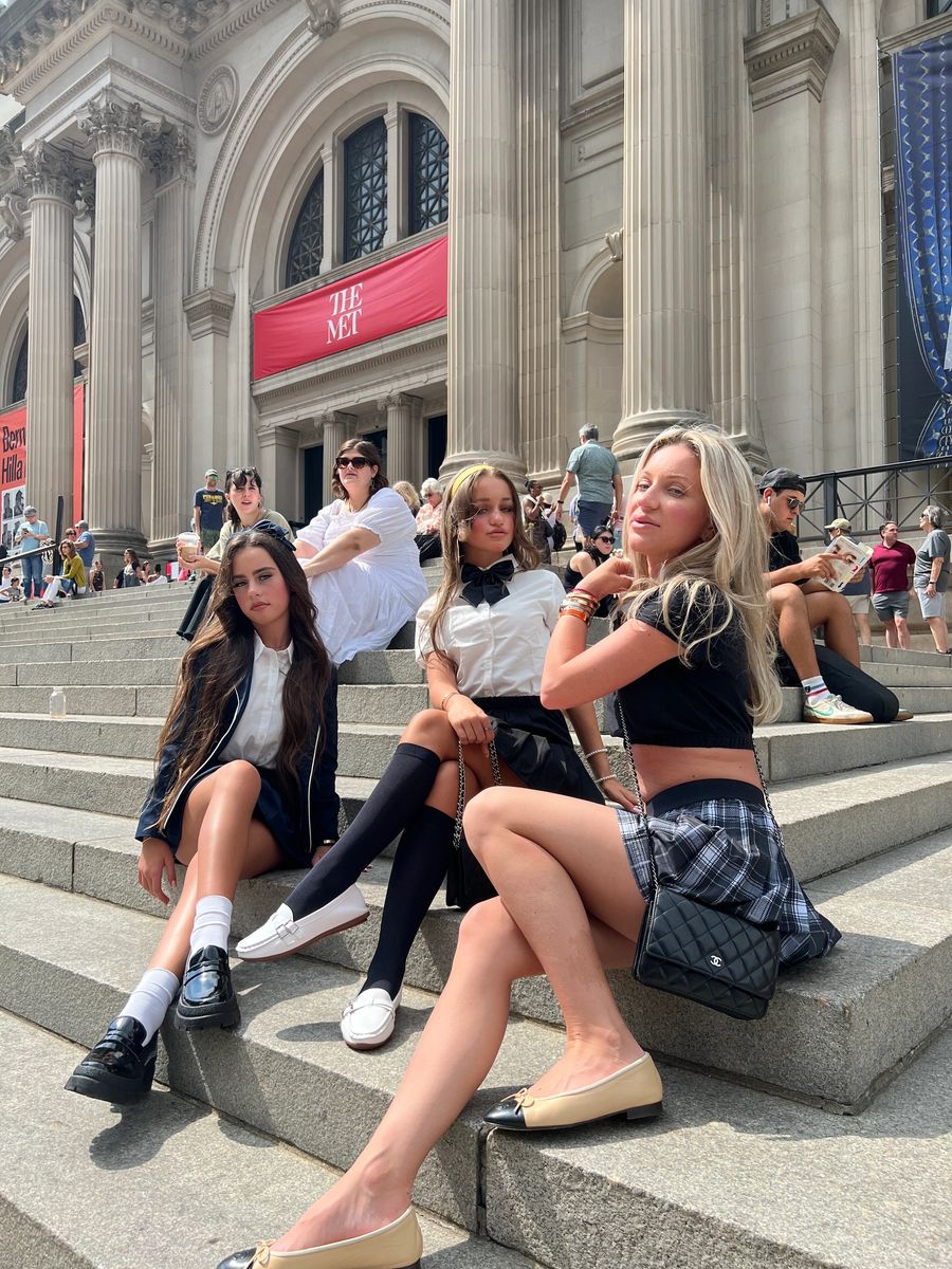 Gossip Girl Tours guests outside a Manhattan filming location