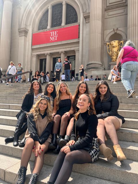 Guests choosing a Gossip Girl tour of NYC filming locations
