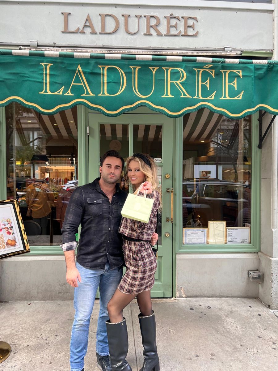 Gossip Girl Tours NYC guests on the Upper East Side