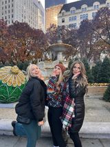 Gossip Girl Tours NYC guests at a Manhattan filming location