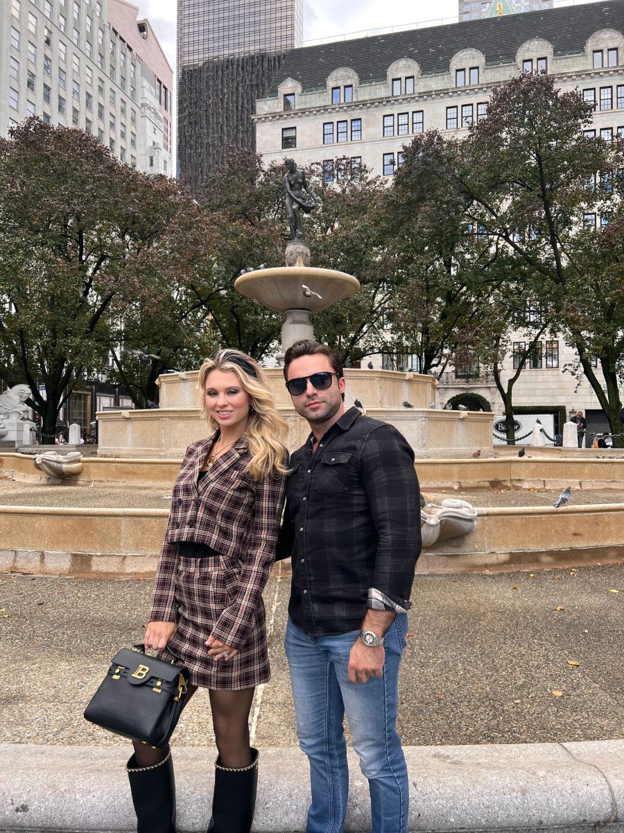 Gossip Girl Tours guests in New York City