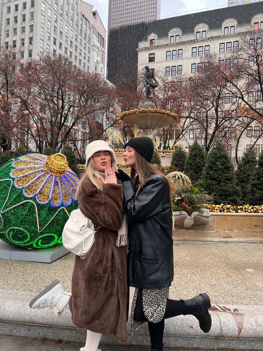 Gossip Girl Tours guests on the Upper East Side of Manhattan