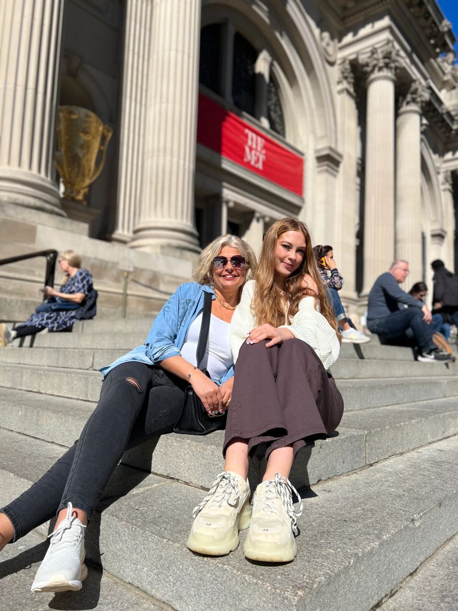 Gossip Girl Tours NYC guests outside a Manhattan filming location