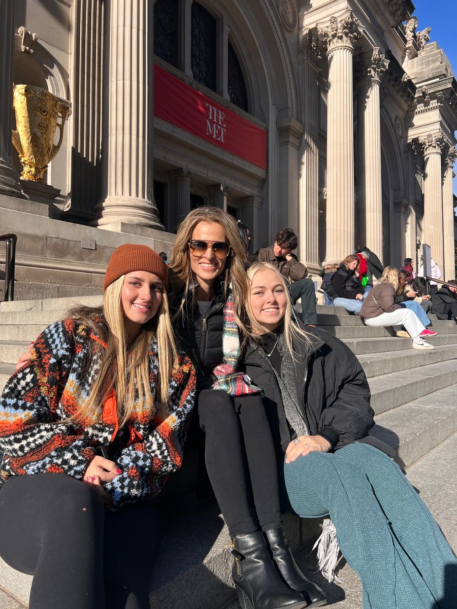 Gossip Girl Tours NYC guests on the Upper East Side