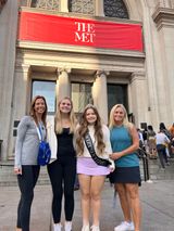 Friends on the Gossip Girl filming locations tour in New York City