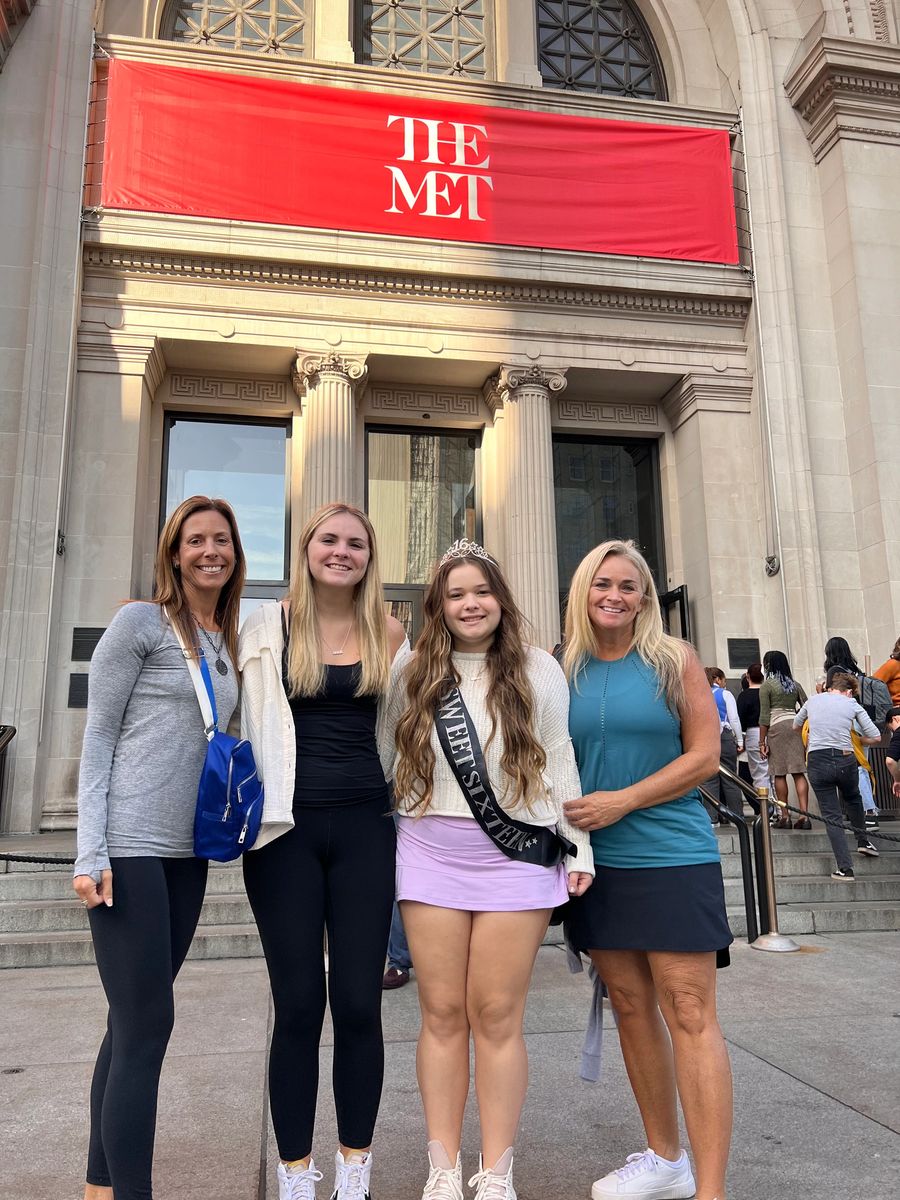 Friends on the Gossip Girl filming locations tour in New York City