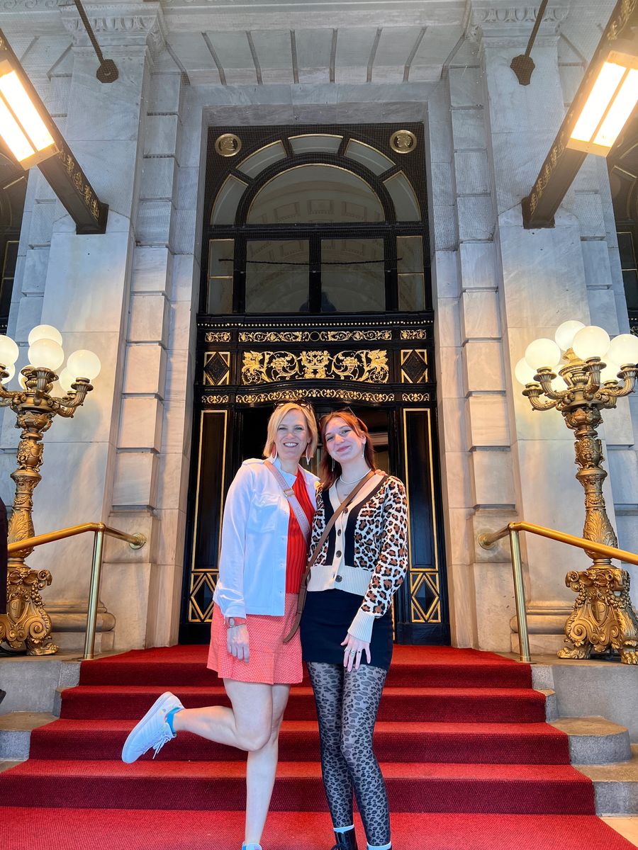 Gossip Girl Tours NYC guests in Central Park