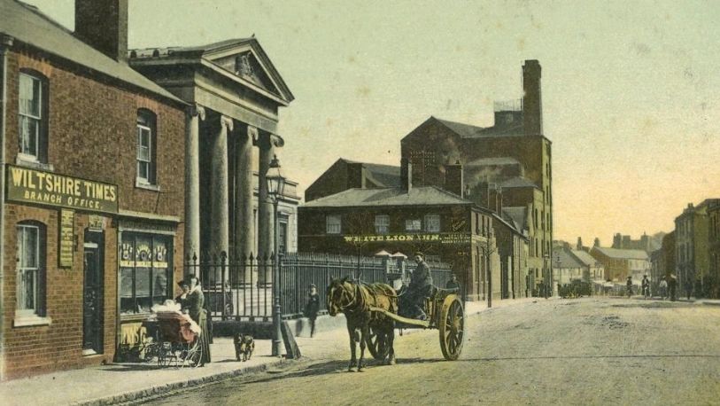 Coloured postcard showing Northgate Street with The White Lion, Wadworths, The Assize Courts and The