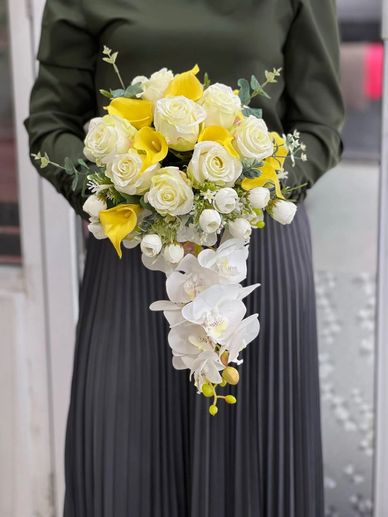 Elegant flowers for weddings and bridal moments.