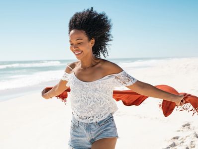 Femme heureuse marchant sur la plage