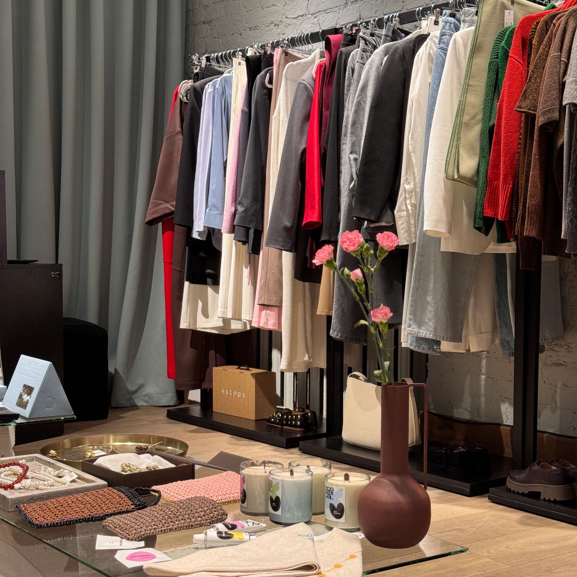 Одяг, прикраси та аксесуари від українських брендів у шоурумі OSEREDOK