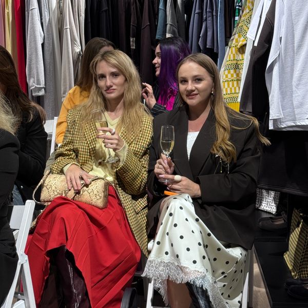 Дві жінки посміхаються для фото 