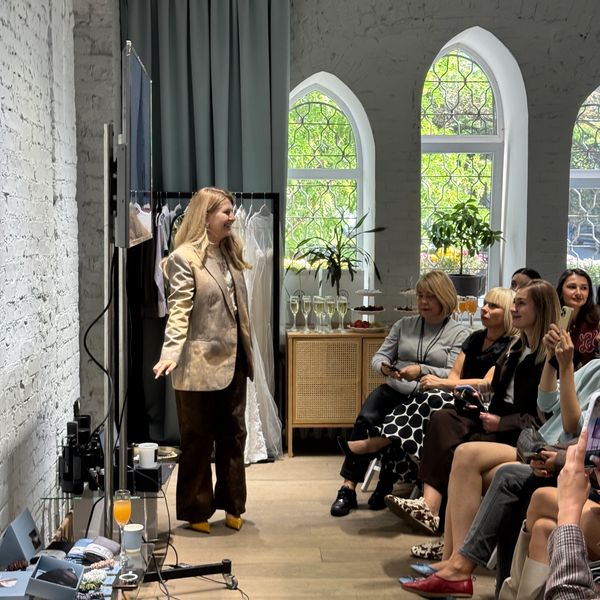 Група жінок слухають лекцію в шоурумі OSEREDOK