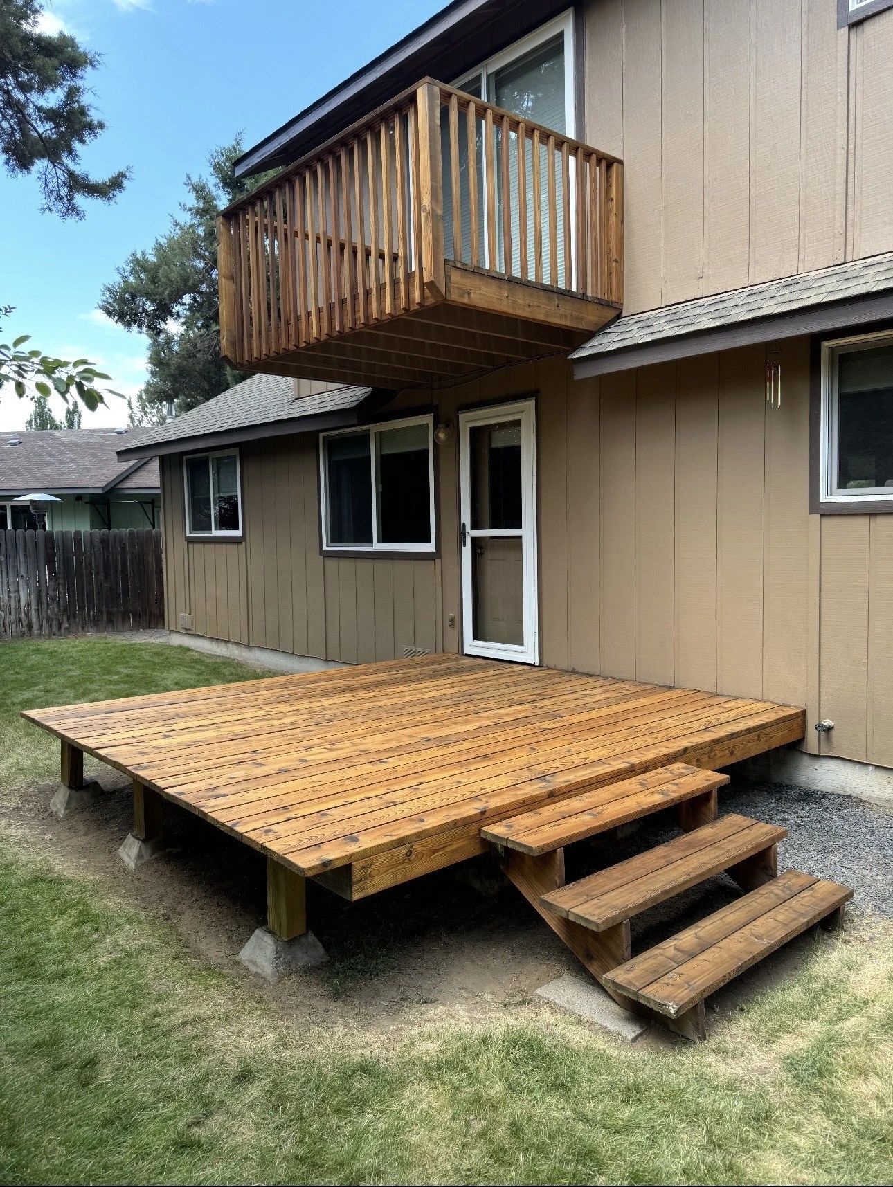 New wood deck with stairs built by Elite Construction Contracting behind a home in Bend, Oregon