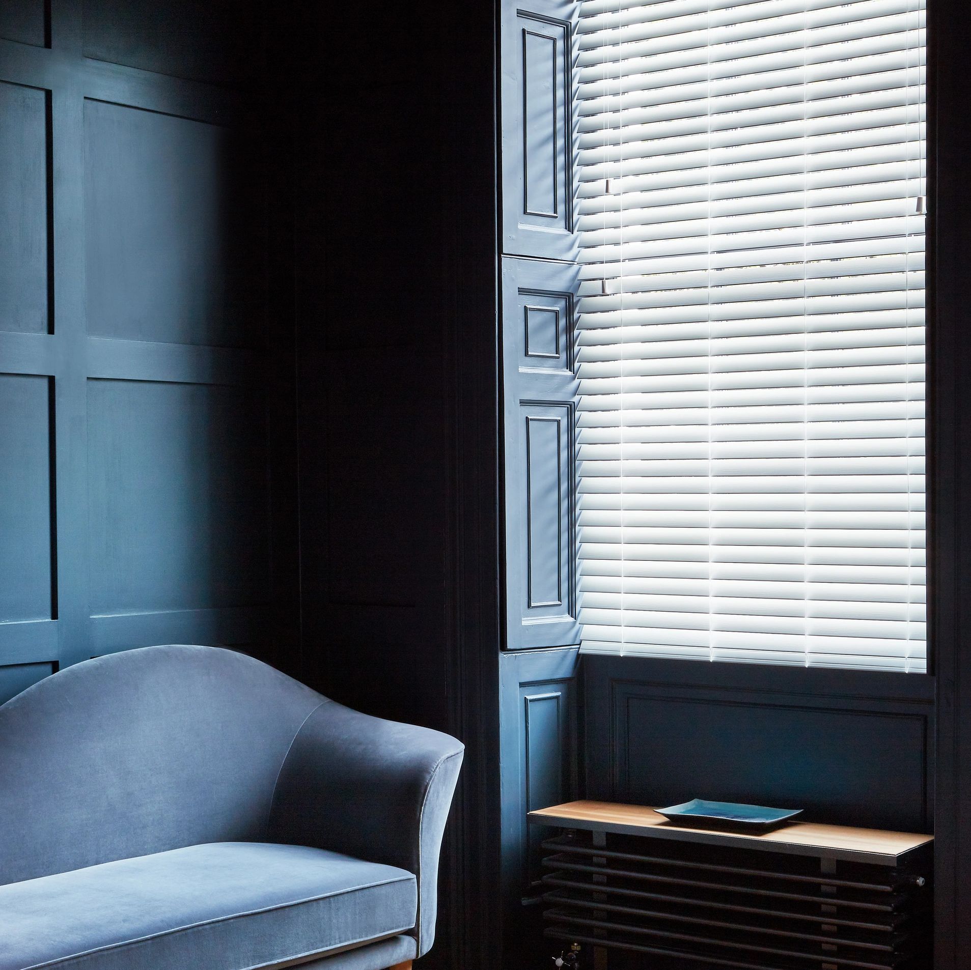 Offsetting colours to contrast with other colours can make a statement. Blue and white is perfect